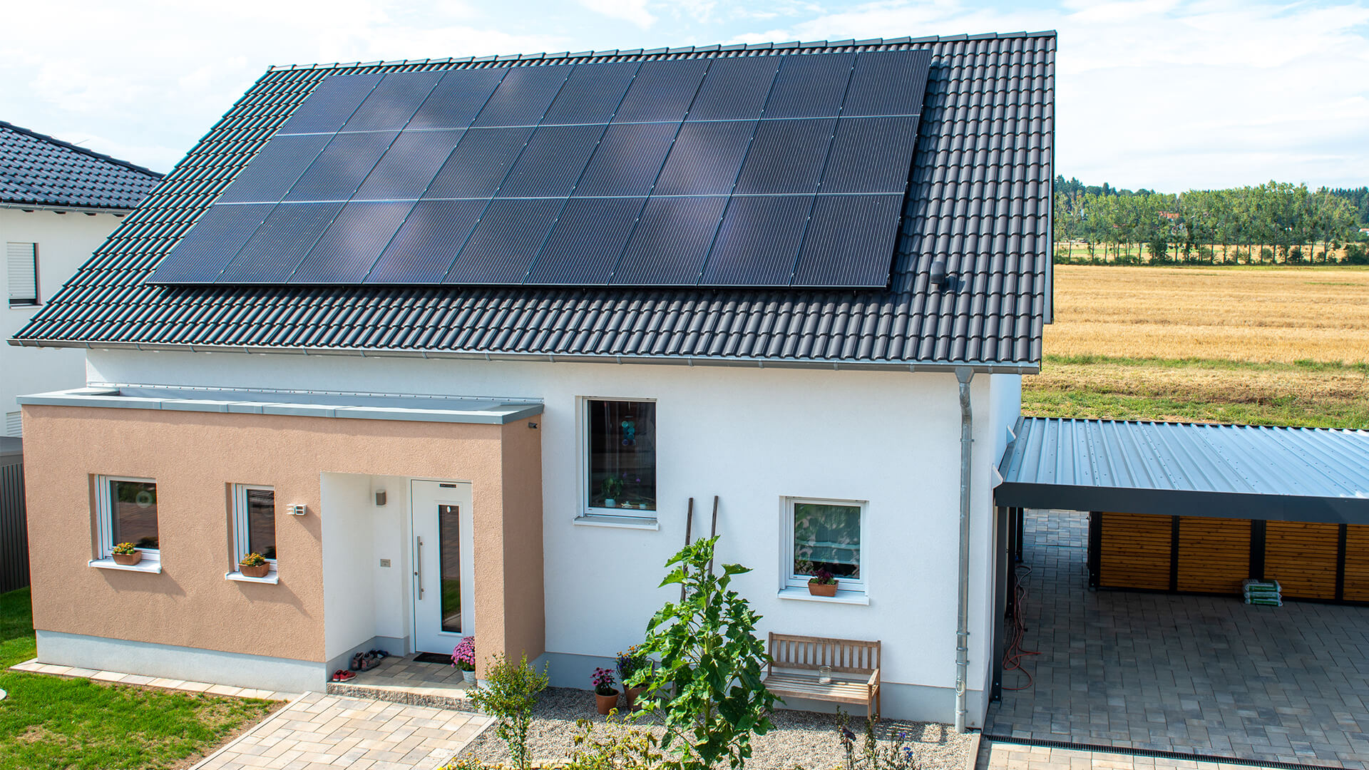 Ziegeldach mit PV-Anlage