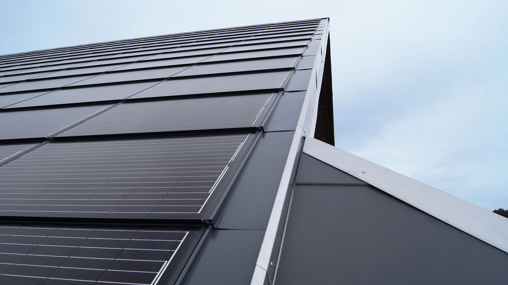 PV-Indach Montagesysteme novotegra Indach Photovoltaiksystem an einem Wohnhaus