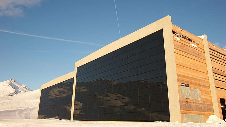 Photovoltaiksystem an Fassade einer Bergstation